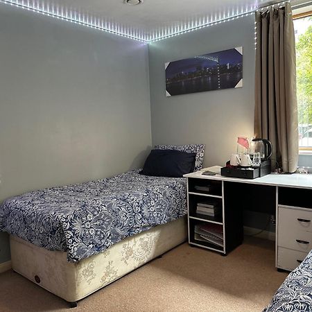 London Gateway Get-Away Apartment Hounslow Exterior photo